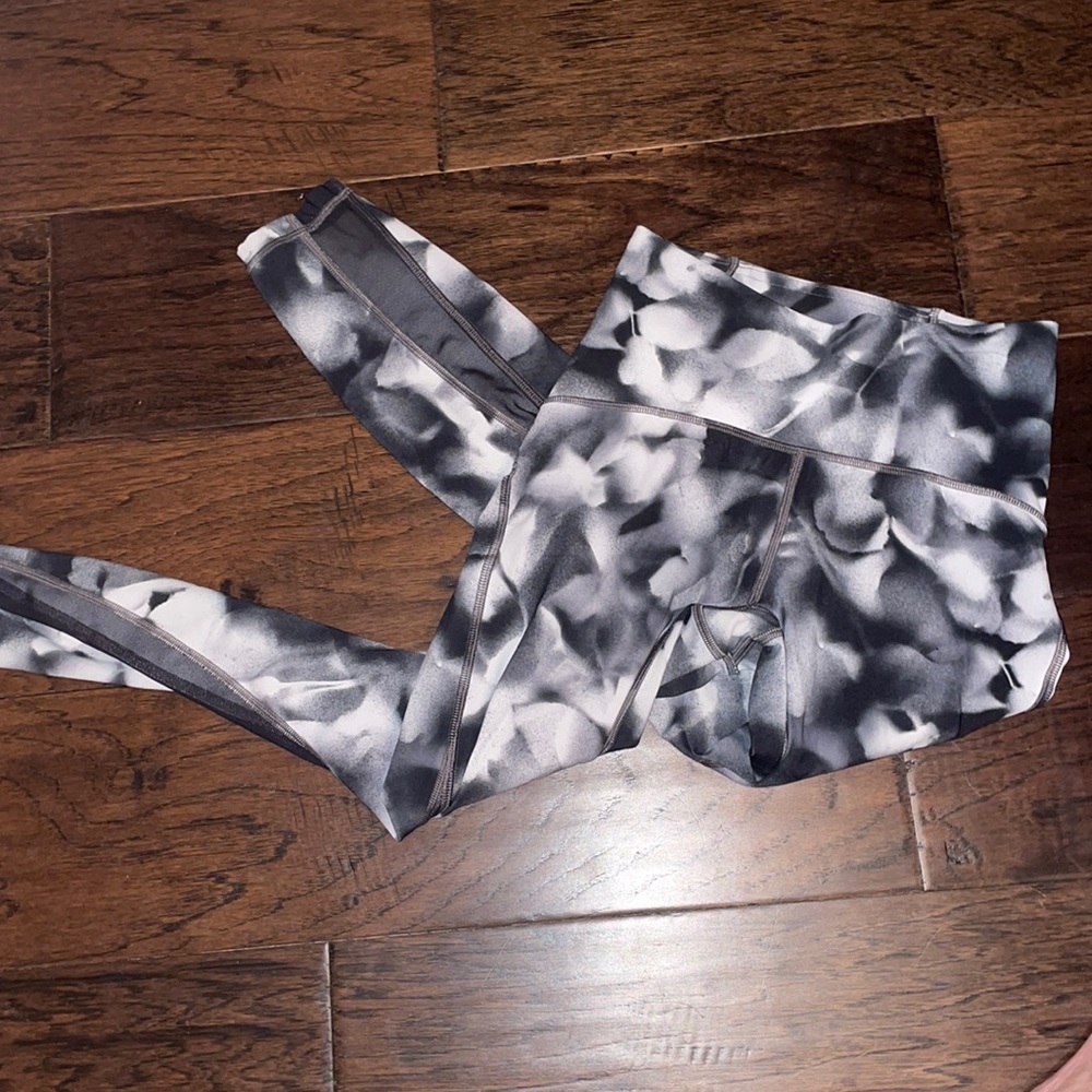 Size 4 black and white tie dye Lululemon leggings